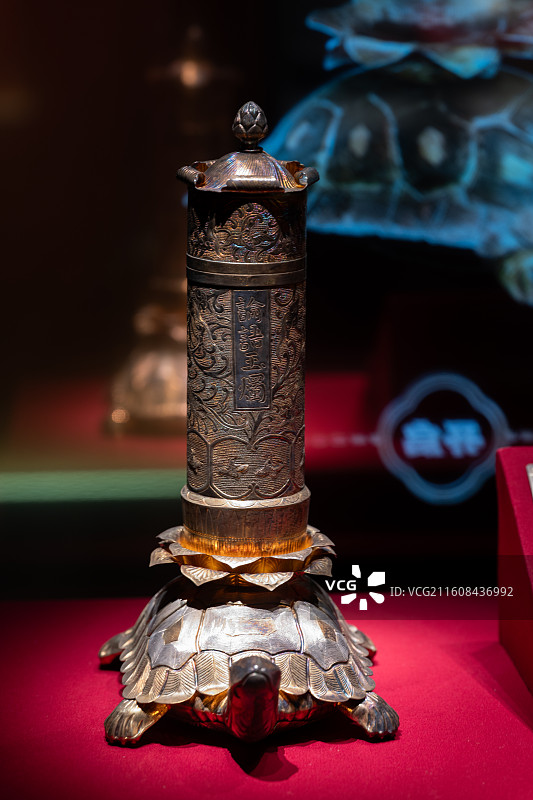 唐银鎏金龟负论语玉烛酒令器具-镇江博物馆藏图片素材