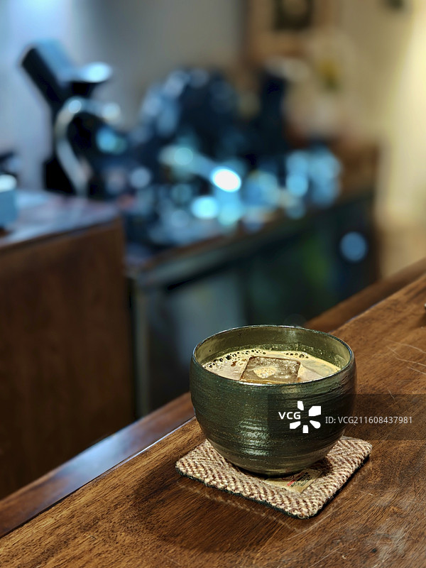 一杯咖啡在咖啡机背景映衬图片素材