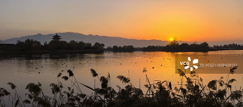终南余霞落渼陂图片素材