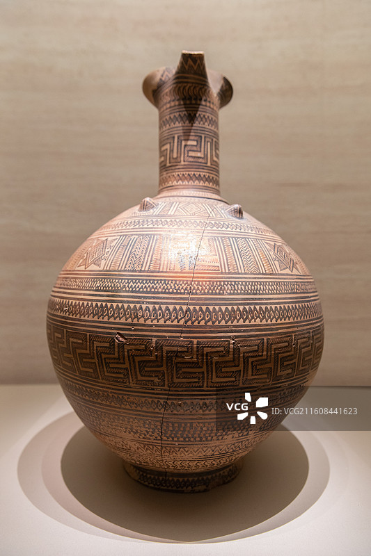 国博美的多元古希腊装饰有几何图案的陶酒壶图片素材