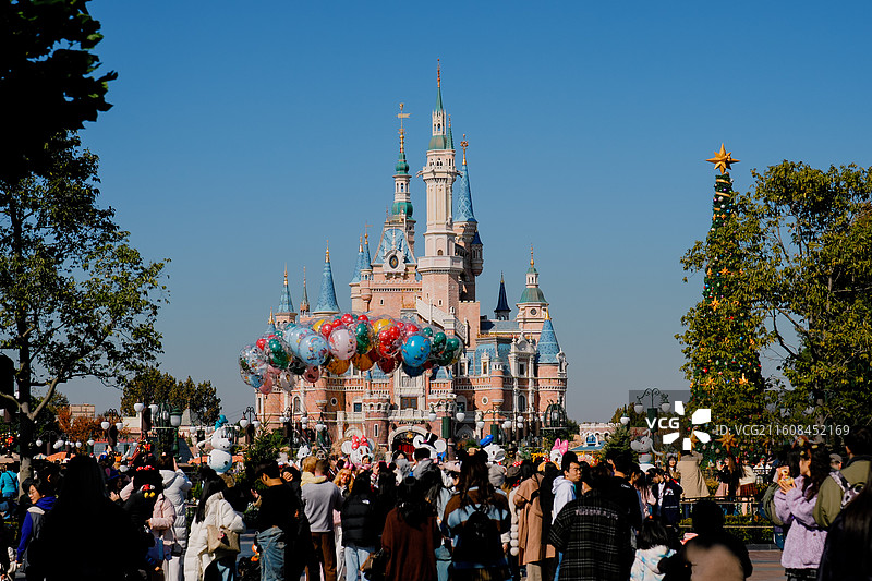 成长 孩子 亲子游 迪士尼 城堡 建筑 消费 童话 经济 版权 黄昏 梦幻 治愈 快乐图片素材
