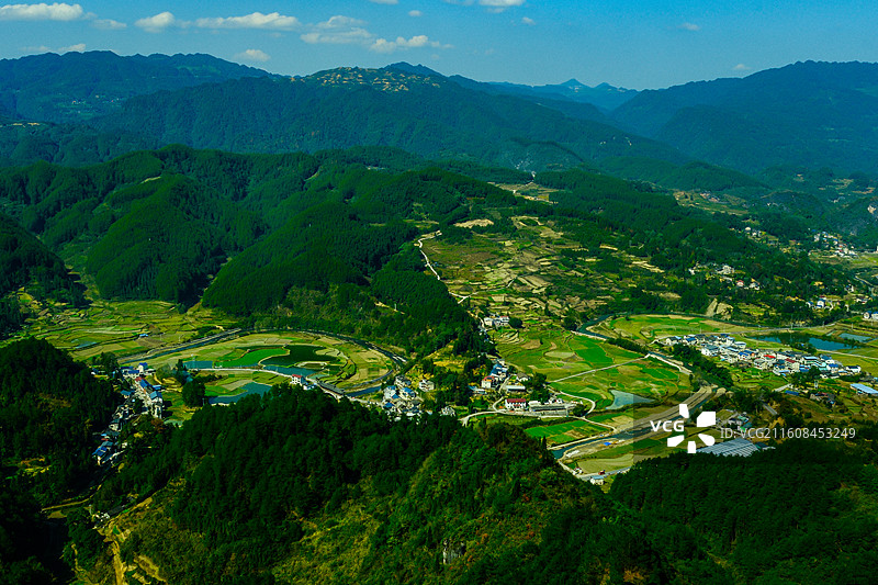 2025年11月15日中国贵州省黔东南黄平县朗洞镇浪洞岩西竺寺山下毛坝村管桐村美丽乡村田园风光图片素材