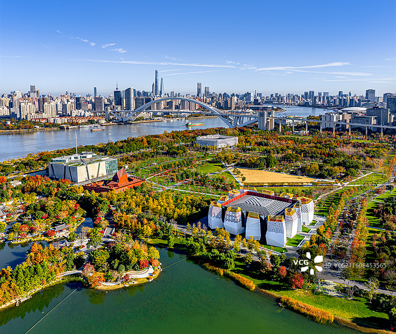 上海世博文化公园秋景 卢森堡馆 俄罗斯馆 卢浦大桥后滩 黄浦江畔湿地森林秋色绚烂水杉树红了图片素材
