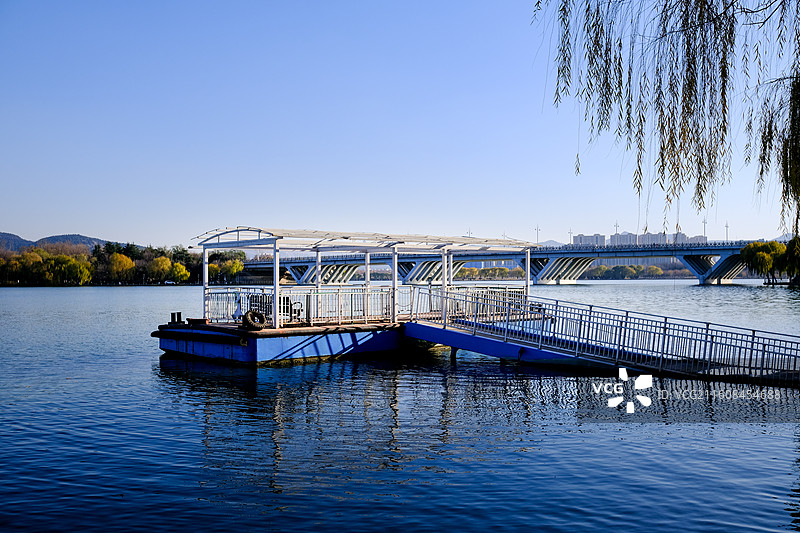 济南长清园博园秋季自然风湖光山色游船码头图片素材
