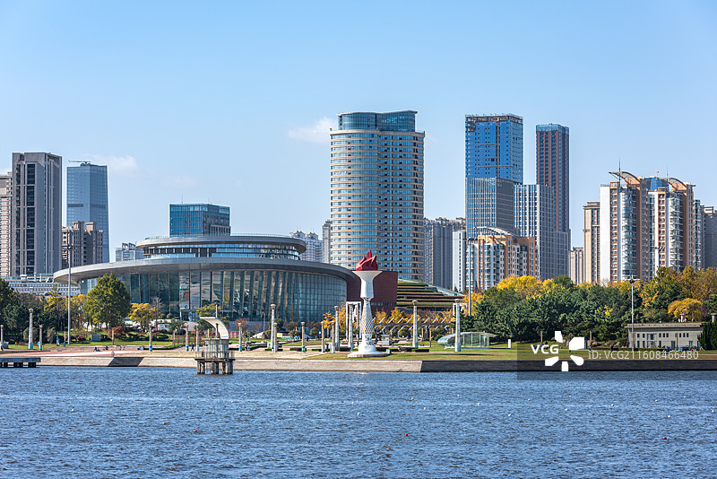 山东日照太阳广场火炬塔和摩天大楼城市风光图片素材