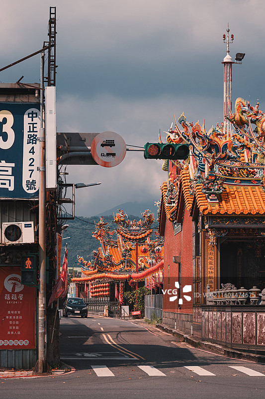 城市风光地标建筑-城市街道上的传统庙宇建筑竖拍街景图片素材