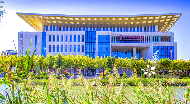 蓝天下芦苇湖畔后雄伟壮观的福建福州长乐区海峡青少年活动中心正视图图片素材