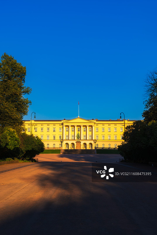 北欧Oslo奥斯陆王宫Det kongelige slott，新古典主义建筑，卡尔·约翰国王骑马铜像图片素材