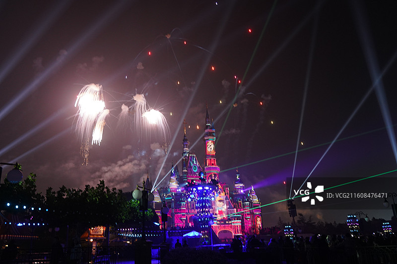 2025上海迪士尼奇妙圣诞点灯冬巡烟花和疯狂动物城图片素材