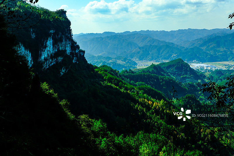 中国贵州省黔东南黄平县朗洞镇浪洞岩风光，黄平西竺寺风光，浪洞岩的芦苇花图片素材
