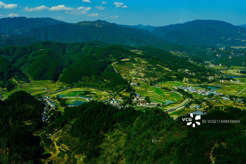 2025年11月15日中国贵州省黔东南黄平县朗洞镇浪洞岩西竺寺山下毛坝村管桐村美丽乡村田园风光图片素材