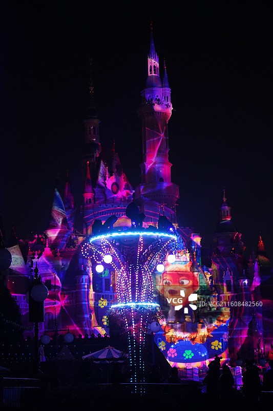 2025上海迪士尼奇妙圣诞点灯冬巡烟花和疯狂动物城图片素材
