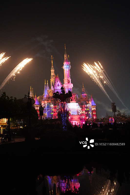 2025上海迪士尼奇妙圣诞点灯冬巡烟花和疯狂动物城图片素材