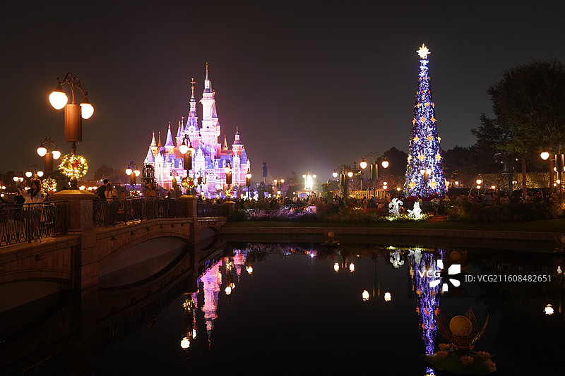 2025上海迪士尼奇妙圣诞点灯冬巡烟花和疯狂动物城图片素材