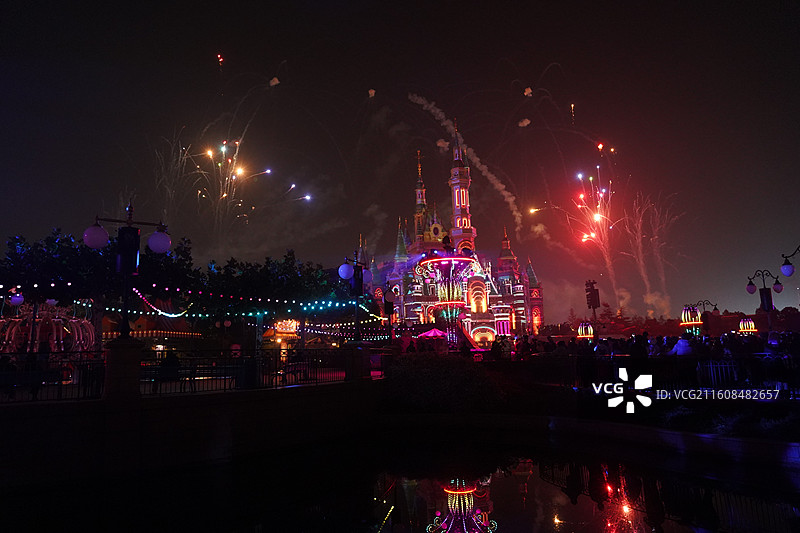 2025上海迪士尼奇妙圣诞点灯冬巡烟花和疯狂动物城图片素材