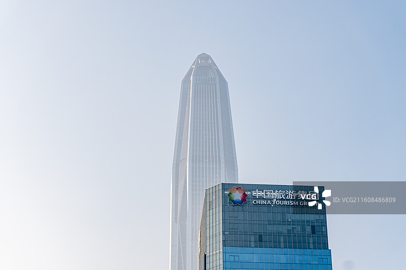 12月7日清晨7：30分，荣耀·2025深圳马拉松在市民中心鸣枪起跑，3万名跑者沿着深南大道前行。图片素材