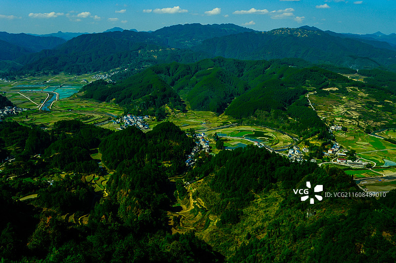 2025年11月15日中国贵州省黔东南黄平县朗洞镇浪洞岩西竺寺山下毛坝村管桐村美丽乡村田园风光图片素材