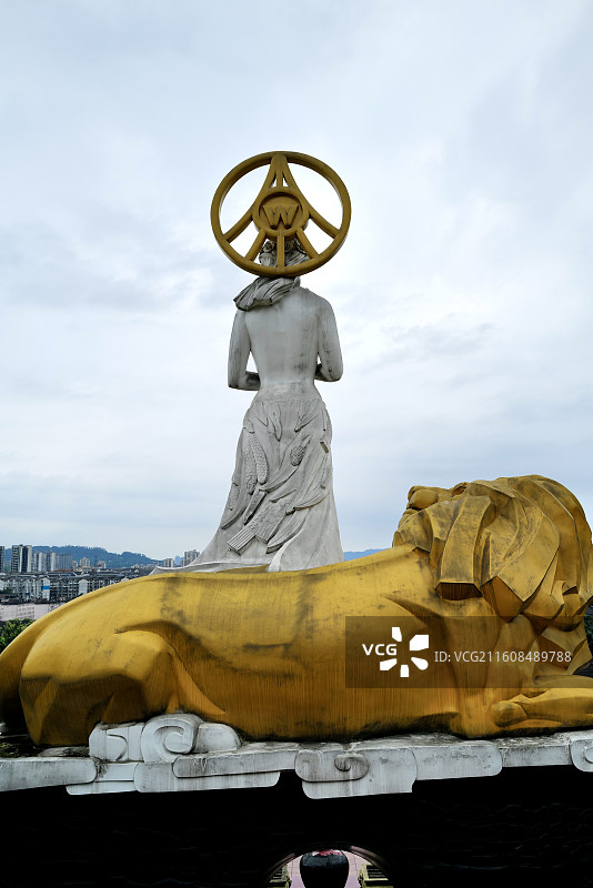 四川宜宾五粮液景区酒圣山酒圣女神（夷狄）雕像图片素材
