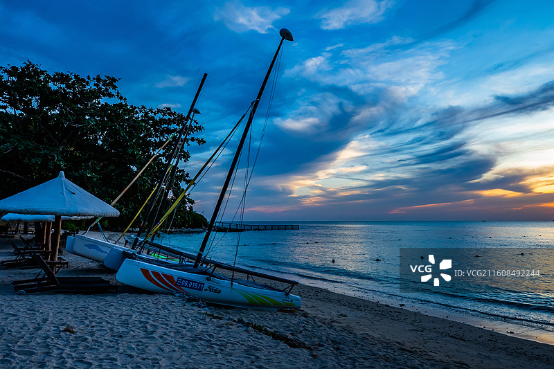 黄昏，停在珊瑚湾海滩的帆船图片素材
