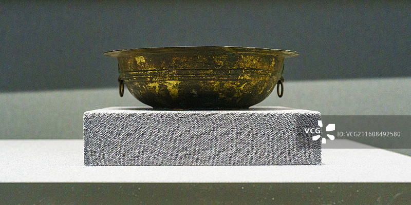 内蒙古博物院的馆藏文物云鹤纹鎏金铜洗图片素材