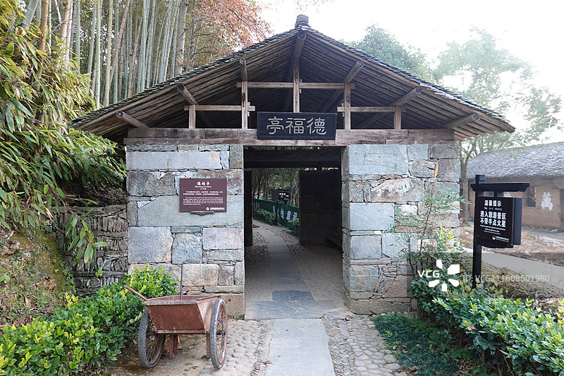 江西省上饶市婺源县赋春镇严田村严田古樟风景区民俗园：德福亭图片素材