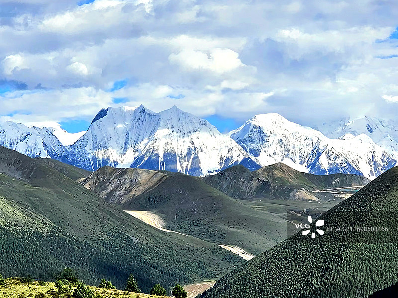 《雪山叠翠》：拍摄于甘孜藏族自治州甲根坝空中花园。站在海拔4300米处远眺贡嘎雪山。图片素材