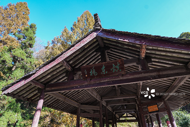 浙江省余姚市四明山镇镇东桥 明代单孔石拱廊桥图片素材