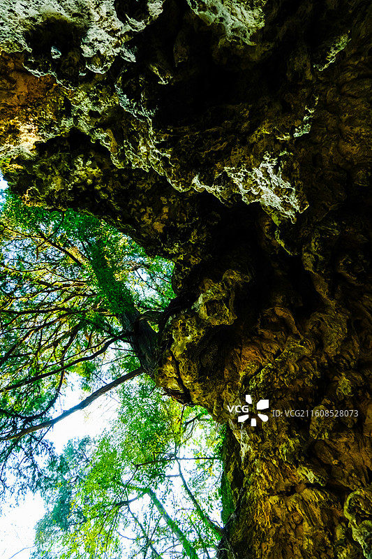 金秋时节中国贵州省黔南州黄平县飞云崖风光，黔南第一洞天牌坊，月潭寺牌坊，飞云崖，藏经阁，飞云崖古建筑图片素材