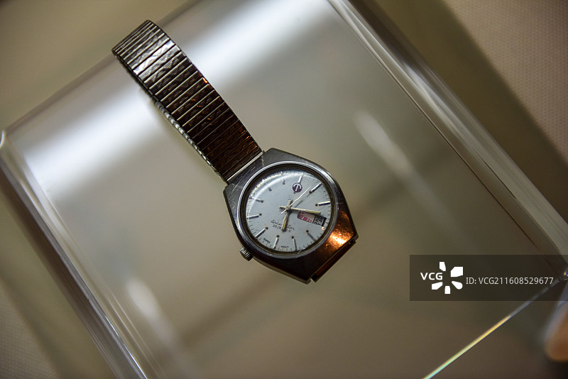 金属表带的手表置于透明展示盒中图片素材
