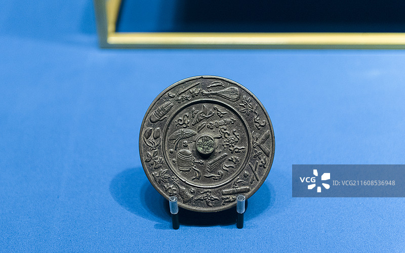 暗八仙铜镜 明代 三级文物 内蒙古博物院图片素材