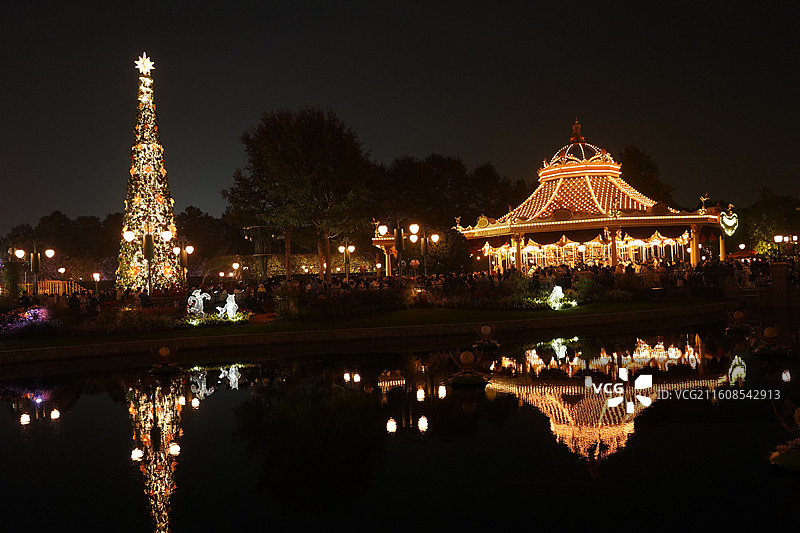 2025上海迪士尼奇妙圣诞点灯冬巡烟花和疯狂动物城图片素材