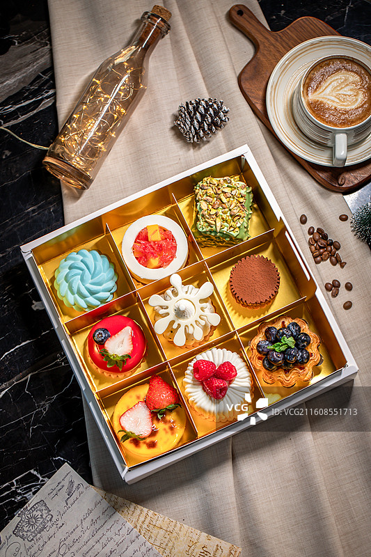 美味下午茶  精致甜品 甜食 糕点 泡芙 烘焙 翻糖 水果慕斯 甜品 布丁 小蛋糕 面包图片素材