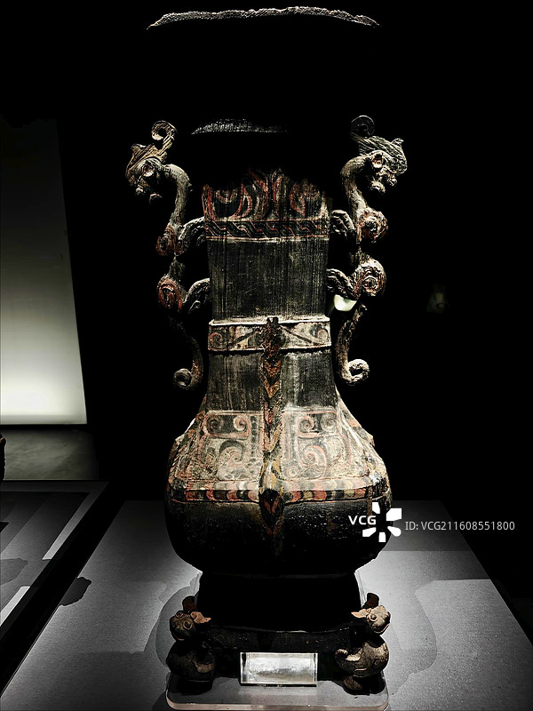 彩绘漆木龙耳方壶 战国 2002年枣阳九连墩2号墓出土 湖北省博物馆藏图片素材