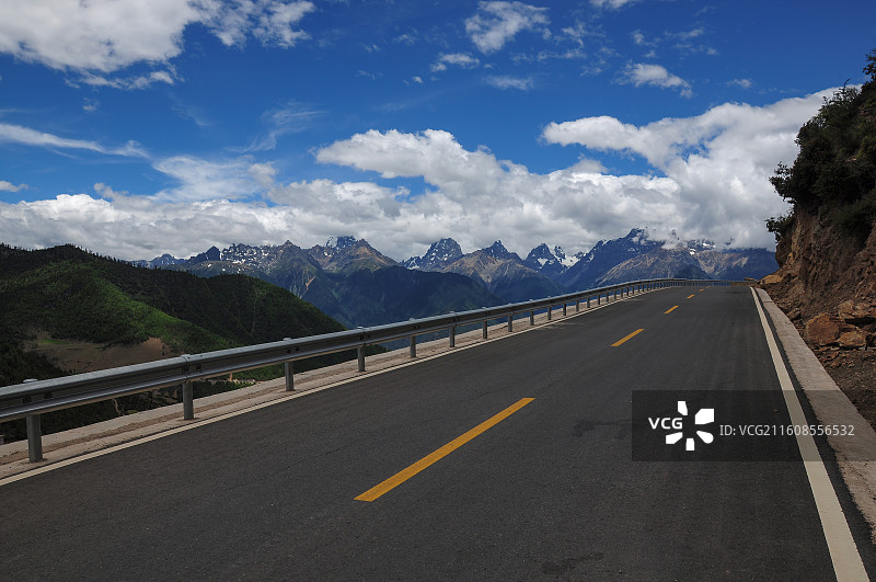 山间开阔公路风景图片素材