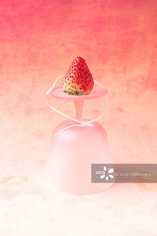 梦幻粉色系草莓图片素材
