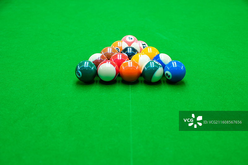 中国业余生活休闲娱乐拍摄主题，打台球的台球桌桌球用盒子摆球，室内无人图像摄影图片素材