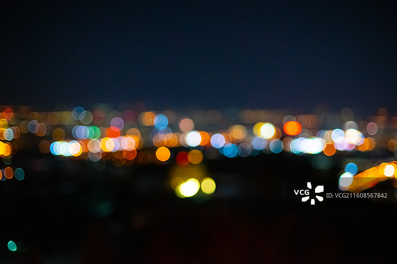 中国公共建筑照明设备拍摄主题，夜晚的城市灯光路灯脱焦光斑光晕视觉效果，户外夜晚无人图像摄影图片素材