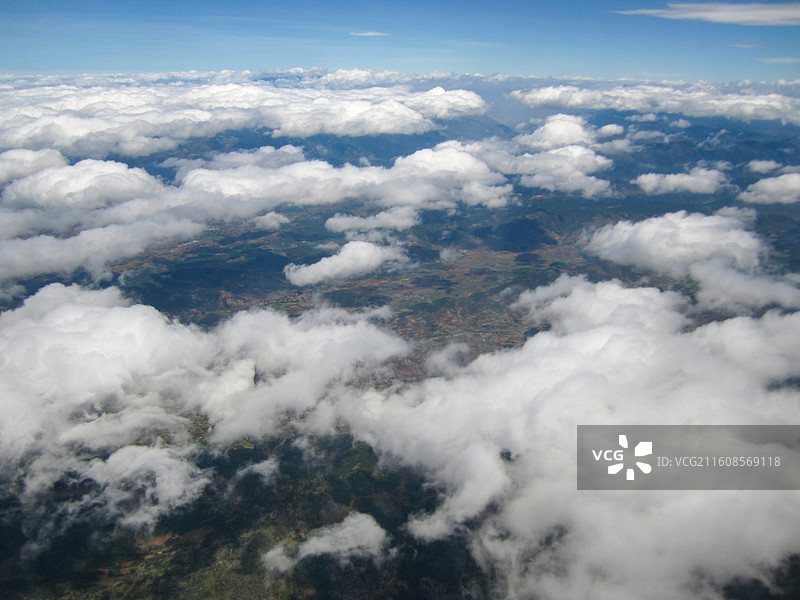 高空俯瞰白云覆盖大地图片素材