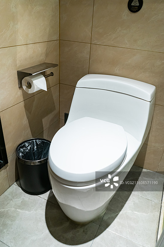 中国房地产城市健康生活拍摄主题，住宅内部环境，厕所里白色的马桶坐便器，室内无人图像摄影图片素材