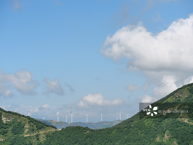 徒步北灵山远眺蓝天白云青山风车图片素材
