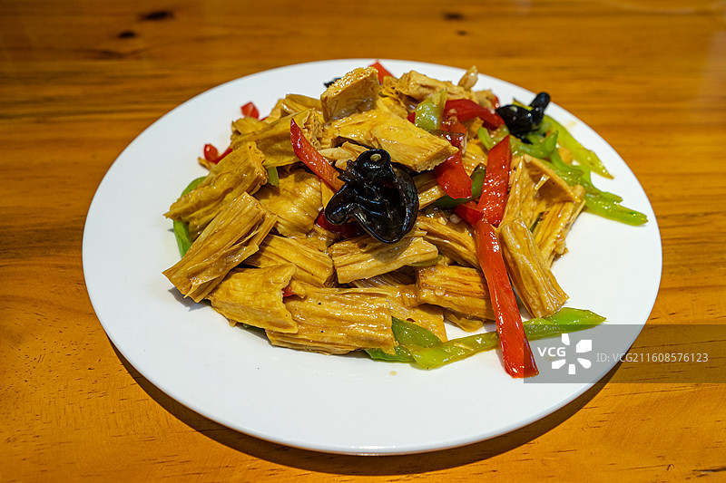 中国餐饮行业饮食产业，传统经典中国健康食物食品，一盘子木耳青椒炒腐竹，室内无人图像图片素材