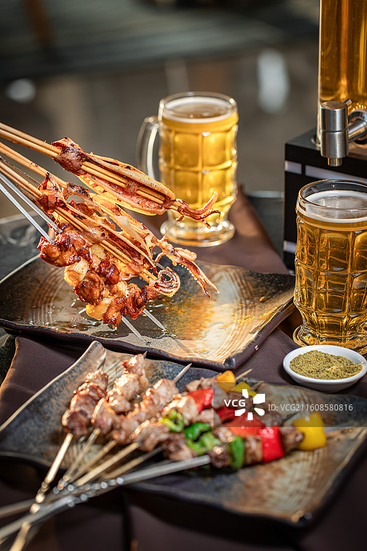 徐州烧烤配扎啤 酒店餐厅烧烤套餐 自助餐厅 烧烤 烤串 羊肉串 鱿鱼串 啤酒图片素材