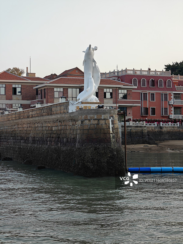 海上国宝-中华白海豚雕像下的鼓浪屿钢琴码头避风港图片素材