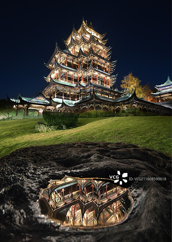 冬季的鸿恩寺夜景与倒影图片素材