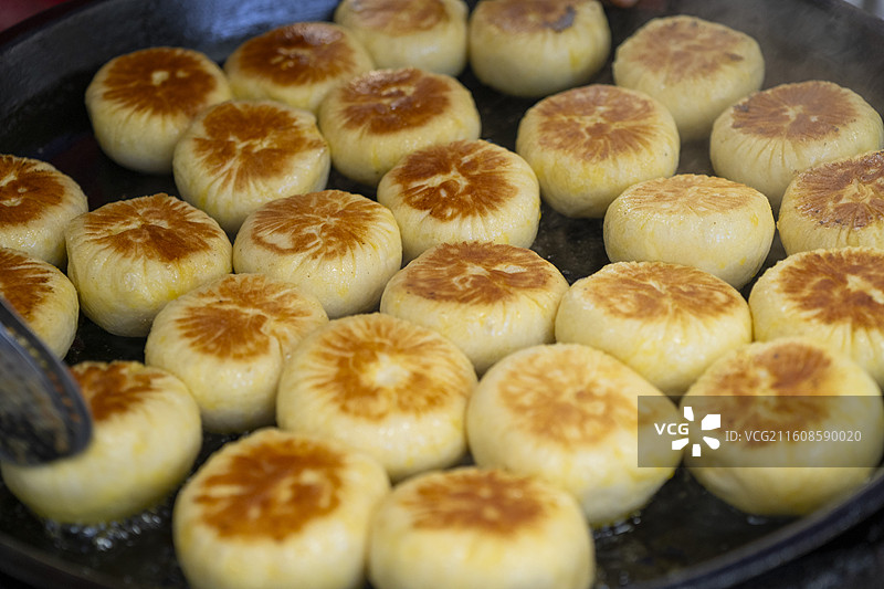 街头市井人文煎锅面食酥饼美食小吃生煎包烧饼包子肉包图片素材