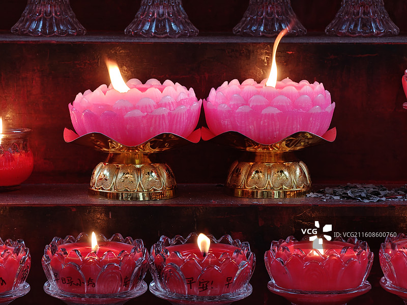 北京火神庙点燃的佛灯，供灯祈福图片素材