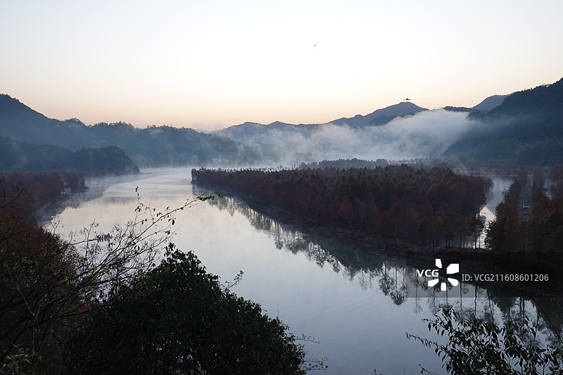 安徽省宣城市宁国市方塘乡青龙湾红杉林日出晨曦晨雾：皖南川藏线秋景图片素材