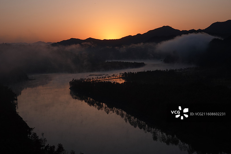 安徽省宣城市宁国市方塘乡青龙湾红杉林日出晨曦晨雾：皖南川藏线秋景图片素材