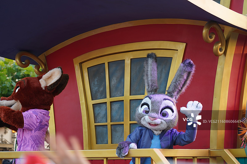 2025上海迪士尼奇妙圣诞点灯冬巡烟花和疯狂动物城图片素材