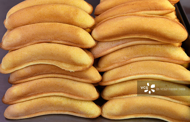 山东菏泽单县十月会丰富的特色小吃  无水蜂蜜小蛋糕图片素材